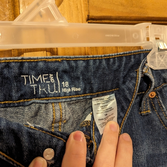 Distressed Jeans - Picture 3 of 4